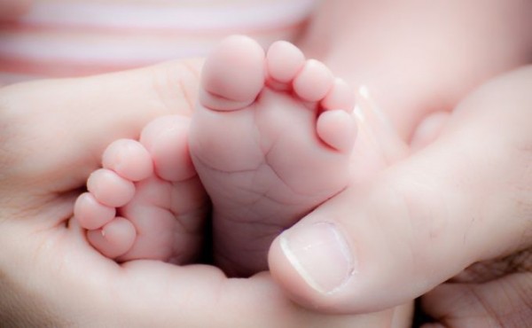 Новорожденного на остановке забыла многодетная мать из села