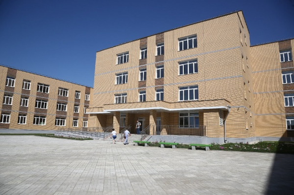 Губернатор Травников высоко оценил новую школу в Бердске на 1100 учеников