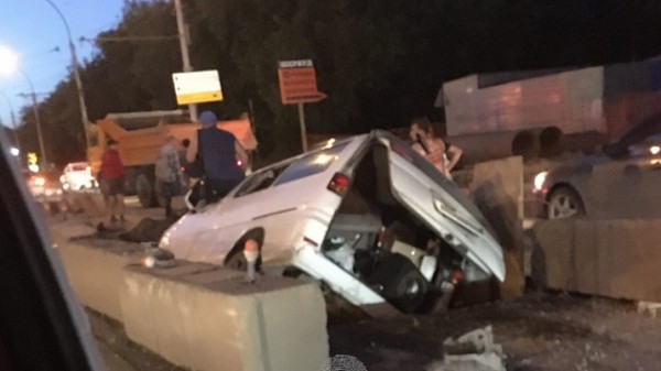 Микроавтобус провалился в яму в Кировском районе Новосибирска Микроавтобус провалился в яму в Кировском районе Новосибирска