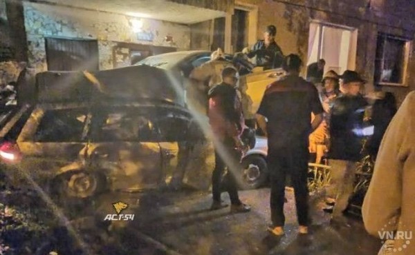 Две иномарки врезались в подъезд дома в Пашино Две иномарки врезались в подъезд дома в Пашино