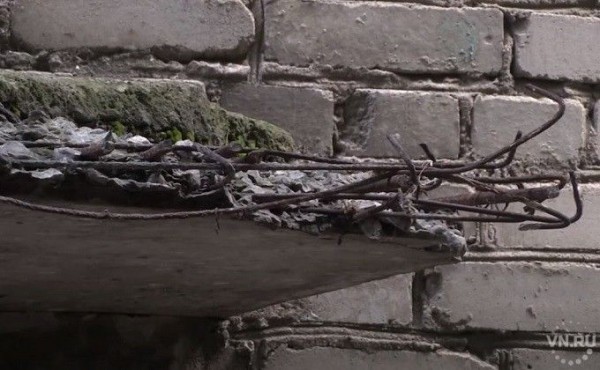 Козырьки подъездов рушатся на головы жителей улицы Котовского