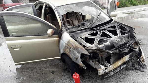 Под Новосибирском сгорел припаркованный во дворе автомобиль