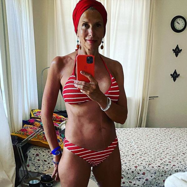 Возраст пляжу не помеха: Проклова в свои 66 и Бледанс в 51 сражают фото в бикини Возраст пляжу не помеха: Проклова в свои 66 и Бледанс в 51 сражают фото в бикини