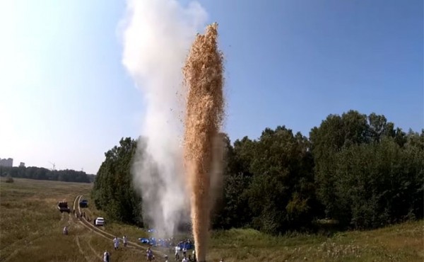 Фонтан из 10 тысяч литров кока-колы устроил новосибирский блогер