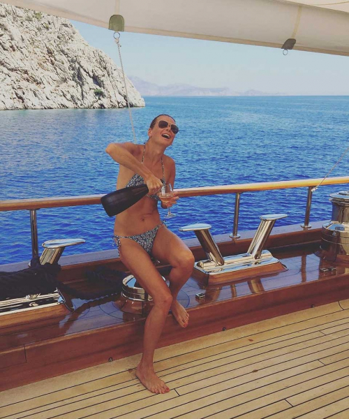 Возраст пляжу не помеха: Проклова в свои 66 и Бледанс в 51 сражают фото в бикини Возраст пляжу не помеха: Проклова в свои 66 и Бледанс в 51 сражают фото в бикини