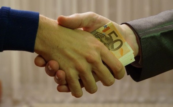 За взятку в 200 тысяч рублей арестован чиновник мэрии Новосибирска За взятку в 200 тысяч рублей арестован чиновник мэрии Новосибирска