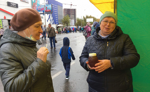 &laquo;Палатку чуть не унесло&raquo;: как проходит ярмарка на Маркса 19 сентября