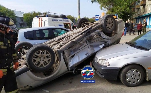 Honda Fit перевернула Subaru вверх колесами Honda Fit перевернула Subaru вверх колесами