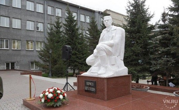 Памятник Борису Богаткову в Новосибирске торжественно открыли после реставрации Памятник Борису Богаткову в Новосибирске торжественно открыли после реставрации