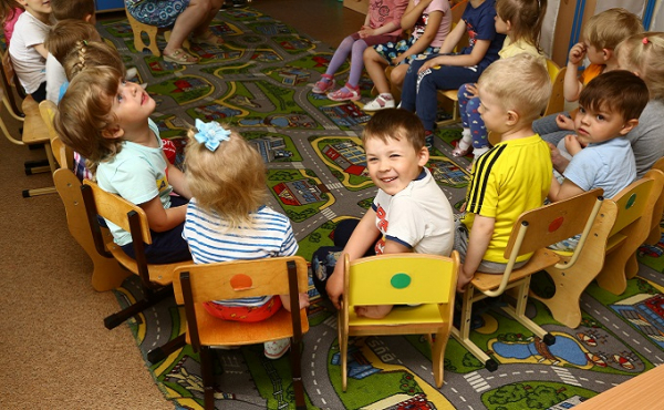 Подарки на День воспитателя-2020: истерика в родительских чатах