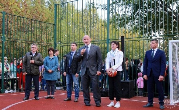 Депутаты-единороссы открыли новую спортивную площадку в Юго-Западном жилмассиве Новосибирска Депутаты-единороссы открыли новую спортивную площадку в Юго-Западном жилмассиве Новосибирска