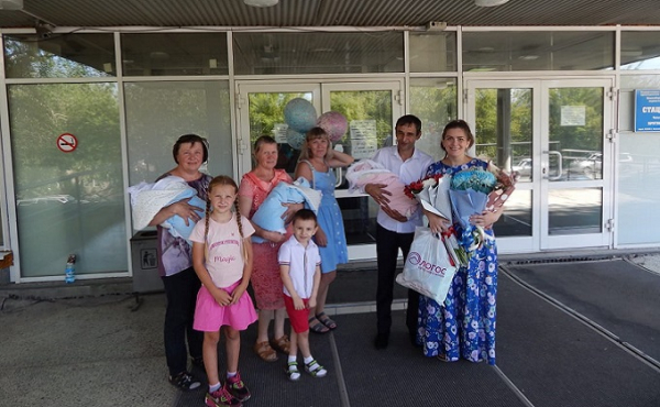 &laquo;Как их брать-то? Рук всего две&raquo;: рассказывает мама тройняшек с Петухова