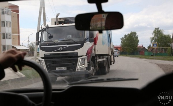 Кормят грудью детей и смотрят в смартфон мамы за рулем 