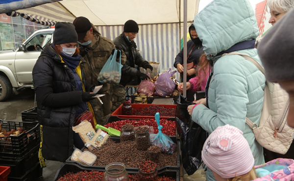 &laquo;Палатку чуть не унесло&raquo;: как проходит ярмарка на Маркса 19 сентября