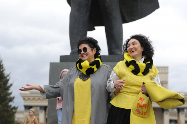 &laquo;Переменам &ndash; да, ковиду &ndash; нет&raquo;: красотки в желтом заполонили площадь Ленина