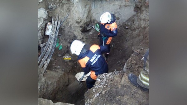 Новосибирец оказался завален землёй в трёхметровой траншее и выжил