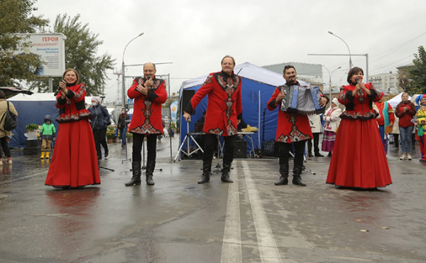 &laquo;Палатку чуть не унесло&raquo;: как проходит ярмарка на Маркса 19 сентября
