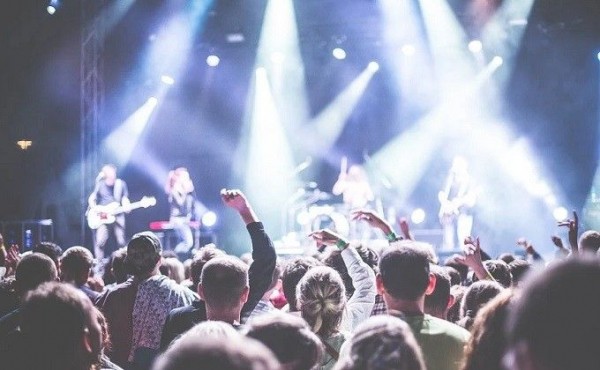 Гастроли артистов и работу соляриев разрешат в регионе