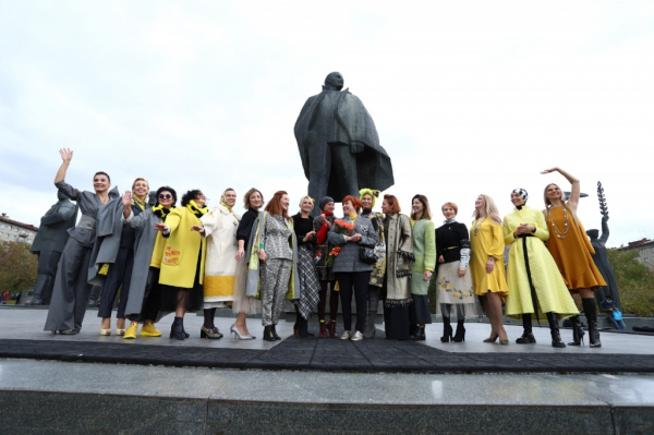 &laquo;Переменам &ndash; да, ковиду &ndash; нет&raquo;: красотки в желтом заполонили площадь Ленина