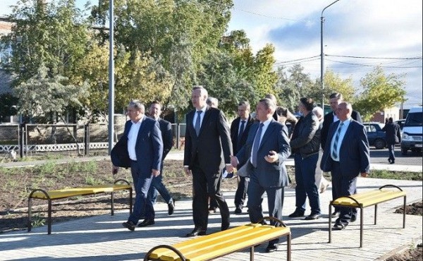 Губернатор Травников проконтролировал развитие социальной инфраструктуры Карасукского района