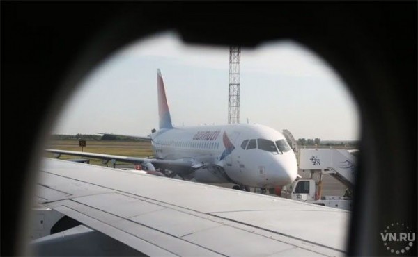 Колотившего по иллюминатору авиапассажира задержали в Толмачево