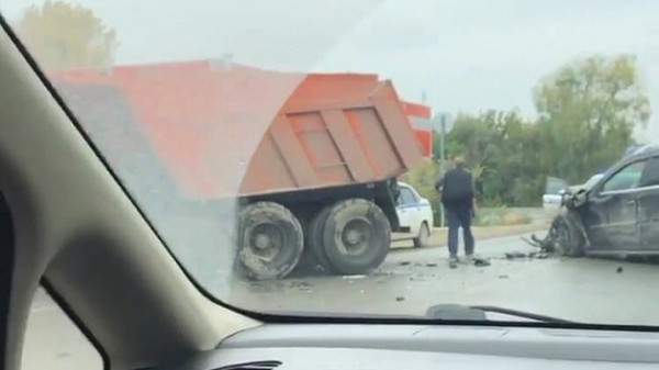 В Новосибирске у самосвала и кроссовера в ДТП вырвало колёса В Новосибирске у самосвала и кроссовера в ДТП вырвало колёса