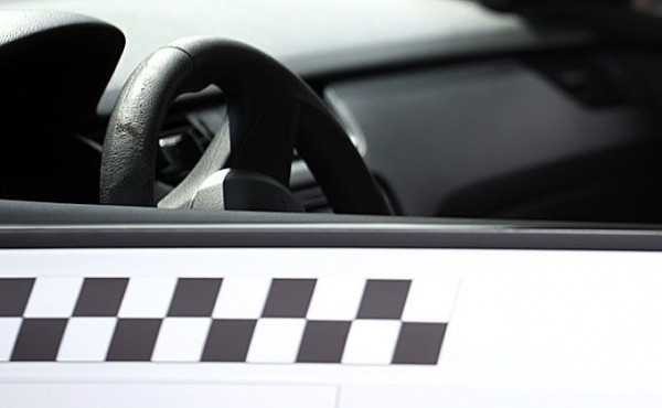 Таксист ограбил пассажирку во время поездки Таксист ограбил пассажирку во время поездки