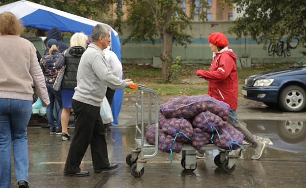 &laquo;Палатку чуть не унесло&raquo;: как проходит ярмарка на Маркса 19 сентября