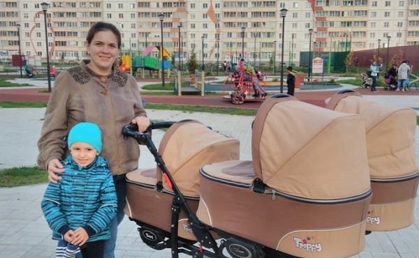 &laquo;Как их брать-то? Рук всего две&raquo;: рассказывает мама тройняшек с Петухова