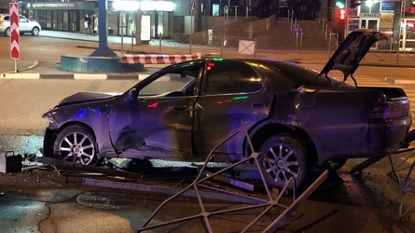 В центре Новосибирска водитель на иномарке снёс железное ограждение