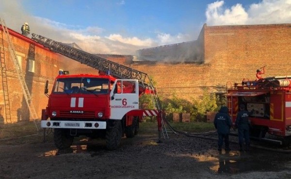Пожар на кирзаводе: взрыв баллонов с газом удалось предотвратить