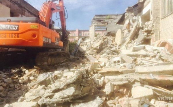 Снос школы № 54 начали в Новосибирске Снос школы № 54 начали в Новосибирске