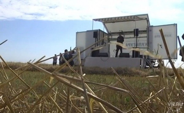 Концерты для комбайнеров устраивают в полях Куйбышевского района