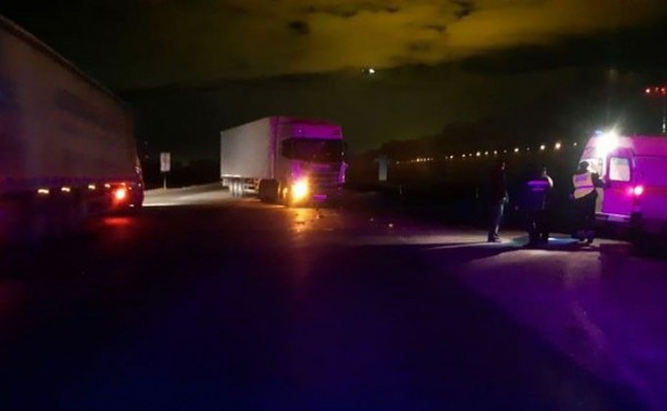 Пешеходов на обочине снес обгонявший фуру Nissan Пешеходов на обочине снес обгонявший фуру Nissan