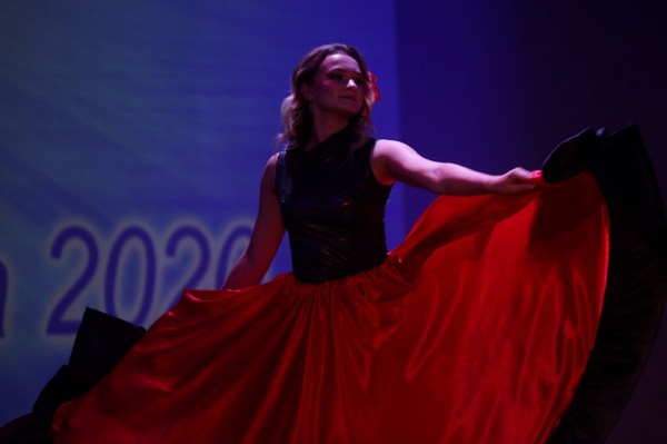 67-летняя сибирячка стала суперзвездой конкурса красоты для глухих