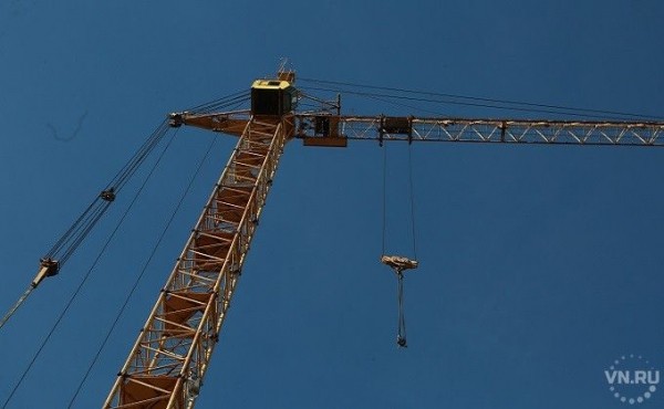 Рабочий погиб на строительном кране в Новосибирске Рабочий погиб на строительном кране в Новосибирске