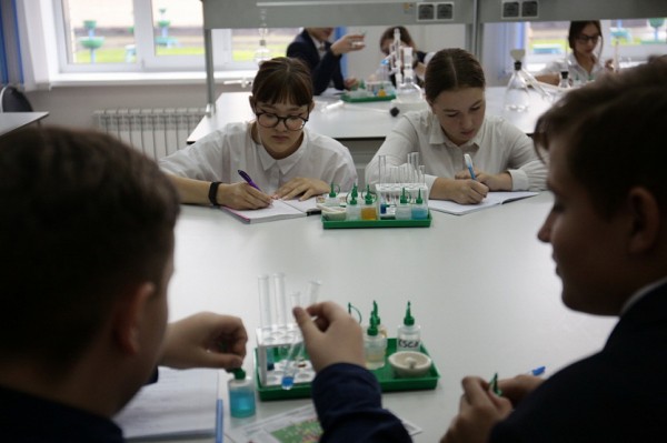 Новый мини-технопарк в&nbsp;школе на&nbsp;Родниках показали мэру Локтю