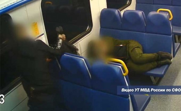 Пострадавший от воров пассажир залез с ногами на сиденье