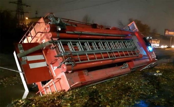 Провалились в канаву пожарные, спешащие на вызов