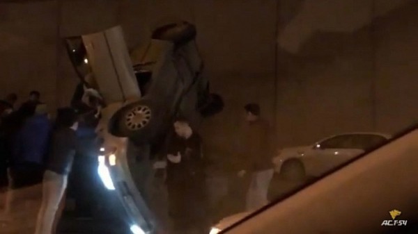 В Новосибирске автомобиль влетел в отбойник и застрял