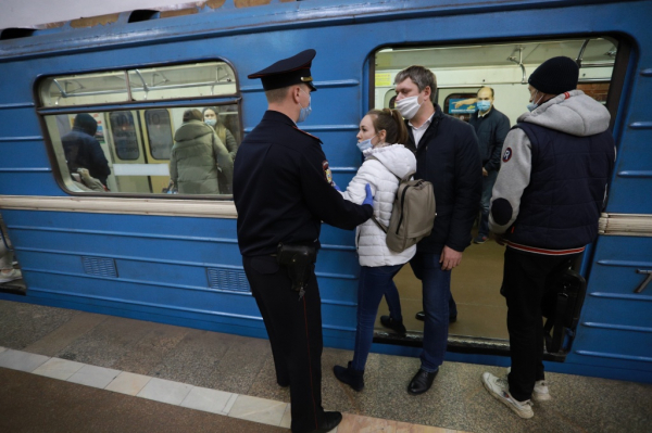 Нет маски - вон из метро: полиция обещает не церемониться