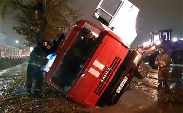 Провалились в канаву пожарные, спешащие на вызов