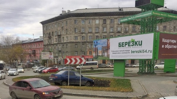 Новый арт-объект: в Новосибирске в клумбе застрял автомобиль