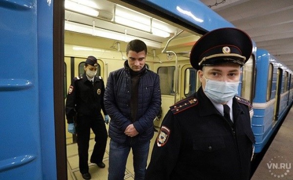 Облаву на &laquo;безмасочников&raquo; в метро устроили полицейские в Новосибирске