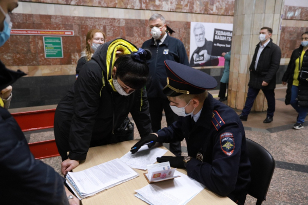 Нет маски - вон из метро: полиция обещает не церемониться