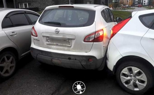 Девушка перепутала педали и устроила массовое ДТП Девушка перепутала педали и устроила массовое ДТП