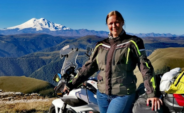 &laquo;Техника выдержит, а ты - не факт&raquo;: Россию покоряет новосибирская байкерша