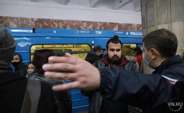 Нет маски - вон из метро: полиция обещает не церемониться