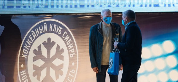 «Сибирь" и "Сибирский антрацит" наградили лучшего врача сентября «Сибирь" и "Сибирский антрацит" наградили лучшего врача сентября