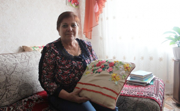 Кукол из капроновых чулок мастерит учительница из Ордынского района